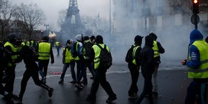 Στιγμιότυπο από τα επεισόδια του Σαββάτου στο Παρίσι (Φωτογραφία: AP Photo/Rafael Yaghobzadeh)