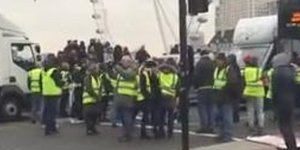 Oι διαδηλωτές φωνάζουν συνθήματα υπέρ του Brexit (Φωτογραφία: Twitter)