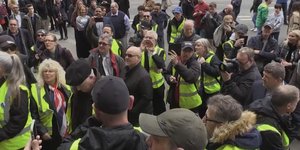 Οι διαδηλωτές φώναζαν «θέλουμε έναν νέο Γενικό Εισαγγελέα» (Φωτο: London Evening Standard)