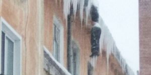 Κρεμασμένος και καλυμμένος με πάγο