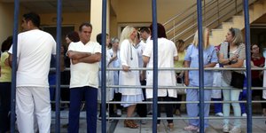 Γιατροί και νοσηλευτικό προσωπικό έξω από νοσοκομείο/Φωτογραφία: Eurokinissi