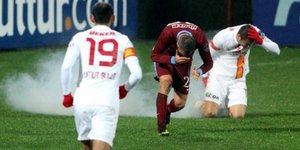 Οπαδοί πέταξαν καπνογόνο σε παίκτη της ομάδας τους [βίντεο]