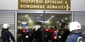 Το ρεσάλτο του ΚΚΕ στο υπουργείο Εργασίας και στα αγροτικά μπλόκα