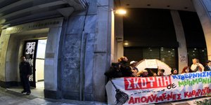 Οι καθαρίστριες έστησαν αντίσκηνο στην είσοδο του υπουργείου Οικονομικών