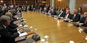 Κρίσιμη σύσκεψη τώρα στο Υπουργείο Οικονομικών