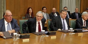 «Ψαλίδι» σε μισθούς και συντάξεις αναδρομικά από τις 14 Φεβρουαρίου