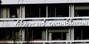 Νέος πονοκέφαλος για την κυβέρνηση -Ρουκέτα από την ΕΚΤ για «τρύπες» στην επόμεν