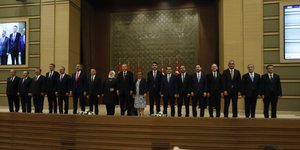 Ο Ταγίπ Ερντογάν με τους νέους υπουργούς του (Φωτογραφία: AP/ Burhan Ozbilici)