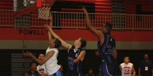 Μπασκεμπολίστας αγωνίζεται με το ένα χέρι [βίντεο]