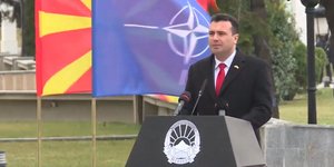 Ο Ζάεφ δίπλα στη νατοϊκή σημαία