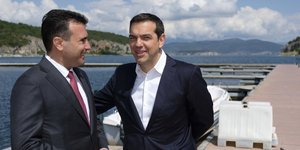 Χαμόγελα ανάμεσα σε Τσίπρα και Ζάεφ στις Πρέσπες / Φωτογραφία: ΓΡΑΦΕΙΟ ΤΥΠΟΥ ΠΡΩΘΥΠΟΥΡΓΟΥ/ANDREA BONETTI