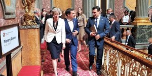 Ο Αλέξης Τσίπρας με την Τερέζα Μέι και τον Ζόραν Ζάεφ (Φωτογραφία: Facebook)