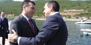 Ο Ζόραν Ζάεφ με τον Αλέξη Τσίπρα (Φωτογραφία:EUROKINISSI/ΓΡΑΦΕΙΟ ΤΥΠΟΥ ΠΡΩΘΥΠΟΥΡΓΟΥ/ANDREA BONETTI)