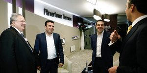 Οι πρωθυπουργοί και οι ΥΠΕΞ Ελλάδας και Σκοπίων (Φωτογραφία: Yannis Kolesidis / PM Handout / SOOC)