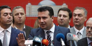 Ο Ζόραν Ζάεφ εξασφάλισε την συναίνεση των «8» βουλευτών για την συνταγματική αναθεώρηση -Φωτογραφία: AP Photo/Boris Grdanoski