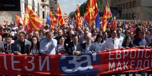 Δυτικοί ηγέτες και διπλωμάτες βάζουν πλάτη στον πρωθυπουργό της ΠΓΔΜ