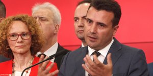 O πρωθυπουργός της ΠΓΔΜ Ζόραν Ζάεφ περιστοιχισμένος από μέλη της κυβέρνησής του (Φωτογραφία: ΑΡ)
