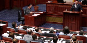 Ο Ζόραν Ζάεφ στο βήμα της Βουλής της ΠΓΔΜ (Φωτογραφία: ΑΡ/Boris Grdanoski)