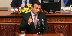 Ο πρωθυπουργός της ΠΓΔΜ Ζόραν Ζάεφ στο βήμα της Βουλής των Σκοπίων (Φωτογραφία: ΑΡ/ Boris Grdanoski)