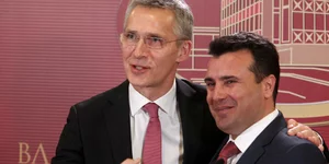 Γενς Στόλτενμπεργκ & Ζόραν Ζάεφ (Φωτογραφία: AP Photo/Boris Grdanoski)