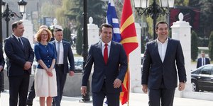 Αλέξης Τσίπρας και Ζόραν Ζάεφ στα Σκόπια/Φωτογραφία: AP