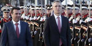 Ο Ζόραν Ζάεφ με τον Γενς Στόλτενμπεργκ (Φωτογραφία: AP/ Boris Grdanoski)