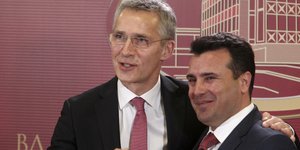 Ο Γενς Στόλτενμπεργκ με τον Ζόραν Ζάεφ/ Φωτογραφία: AP- Boris Grdanoski