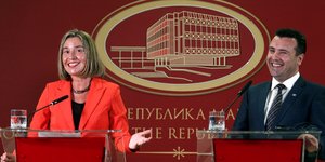Συνάντηση Ζάεφ και Μογκερίνι στα Σκόπια -Φωτογραφία: AP Photo/Boris Grdanoski