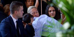 Ράγισαν καρδιές στο τελευταίο αντίο στον Μιχάλη Ζαφειρόπουλο / Φωτογραφία: Intime News