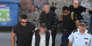 Οι κατηγορούμενοι κατά τη μεταφορά τους στο δικαστήριο/Φωτογραφία: Intimenews-Μιχάλης Βαρακλάς