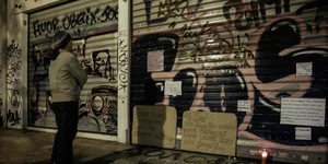 Εξω από το κοσμηματοπωλείο στη Γλάδστωνος που έχασε τη ζωή του ο Ζακ Κωστόπουλος/Φωτογραφία: Eurokinissi