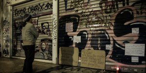Εξω από το κοσμηματοπωλείο στη Γλάδστωνος που έχασε τη ζωή του ο Ζακ Κωστόπουλος/Φωτογραφία: Eurokinissi