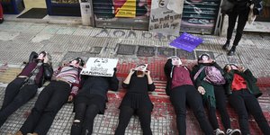 Ξάπλωσαν εκεί που ξεψύχησε ο Ζακ /Φωτογραφία: Intime News