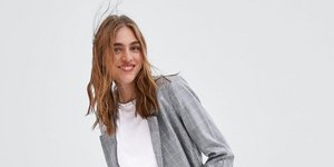 Μοντέλο ποζάρει στoν φακό/Φωτογραφία Zara