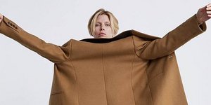 Παλτό φορεμένο ανάποδα. Φωτογραφία: Twitter 