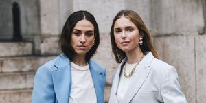 Γυναίκες ποζάρουν στο φακό/Φωτογραφία Shutterstock