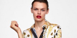 Μοντέλο ποζάρει στoν φακό/Φωτογραφία Zara