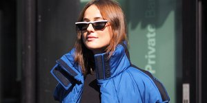 Μια street style star ποζάρει στον φακό/Φωτογραφία: Shutterstock