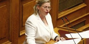 Καβγάς Ζαρούλια Δραγασάκη στη Βουλή για τα συσσίτια του μίσους