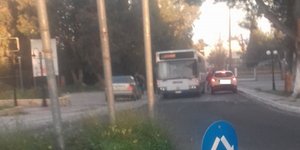 Φωτογραφία: zarpa.gr/ Απίστευτο περιστατικό στα Χανιά- Λεωφορείο με μαθητές ανεβαίνει ανάποδα μονόδρομο [εικόνες]