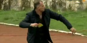 Προπονητής πήρε τις κάρτες από τον διαιτητή και τις πέταξε [βίντεο]