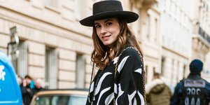 Γυναίκα ποζάρει στον φακό/Φωτογραφία Shutterstock