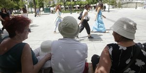 Ζεστός ο καιρός και την Παρασκευή αλλά με μικρή πτώση θερμοκρασίας και βροχές