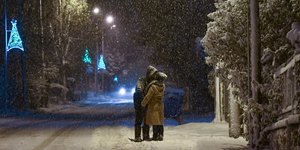 Ζευγάρι φιλιέται στα χιόνια/ Φωτογραφία: Eurokinissi- ΚΑΡΑΓΙΑΝΝΗΣ ΜΙΧΑΛΗΣ