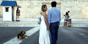 Ζευγάρι μπροστά στον Αγνωστο Στρατιώτη / Φωτογραφία: SOOC