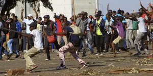 Αιματηρές συγκρούσεις στη Ζιμπάμπουε μετά τις εκλογές (Φωτογραφία: AP/ Tsvangirayi Mukwazhi)