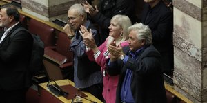 Ο Κώστας Ζουράρις και ο Θανάσης Παπαχρηστόπουλος πανηγυρίζουν για την ψήφο εμπιστοσύνης που πήρε η κυβέρνηση