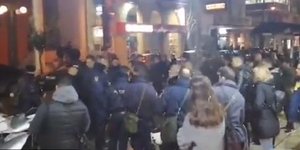 Η συγκέντρωση έξω από το πολιτιστικό κέντρο Ευόσμου / Φωτογραφία: YouTube