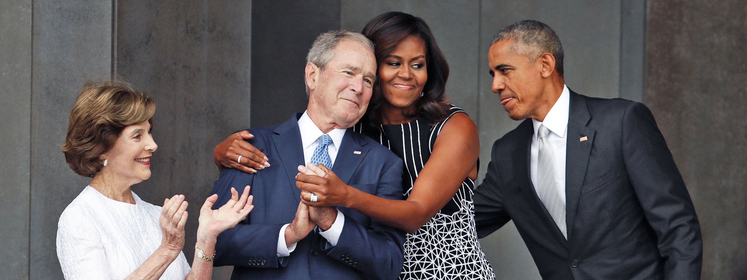 Τζορτζ Μπους και Μισέλ Ομπάμα αγκαλιά
