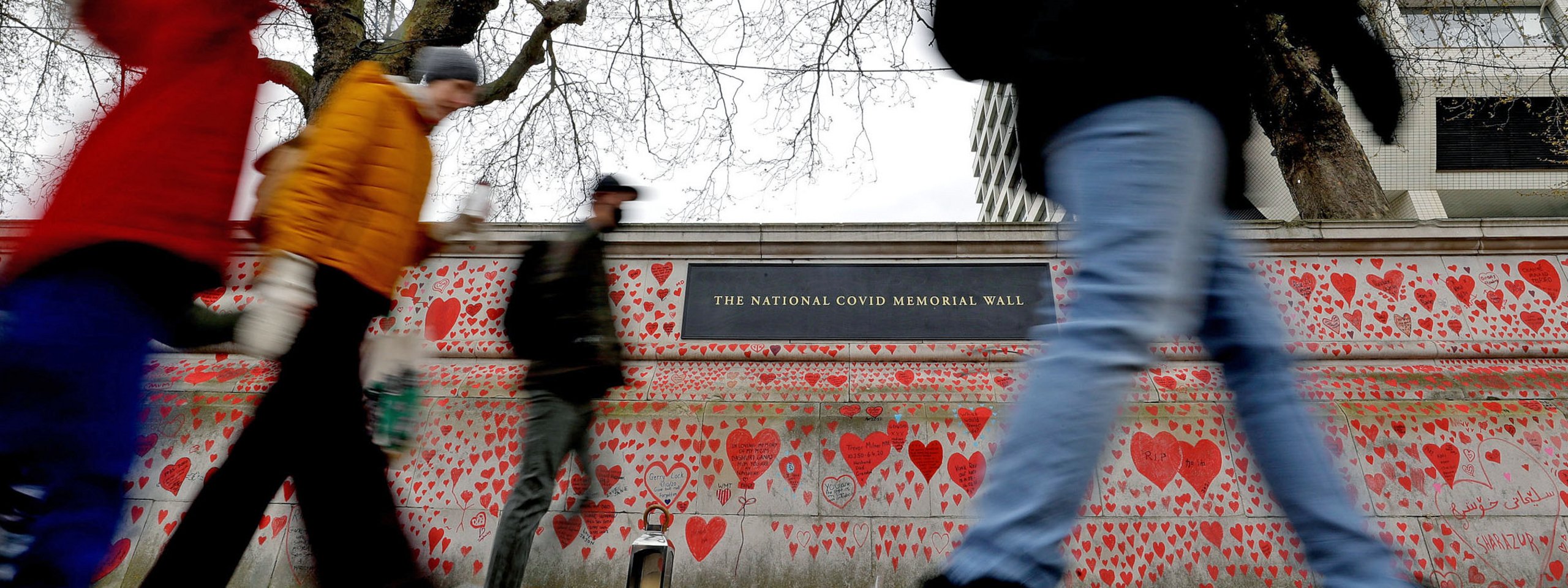 Περαστικοί ζωγραφίζουν κόκκινες καρδιές σε τοίχο κατά μήκος της νότιας όχθης του Τάμεση